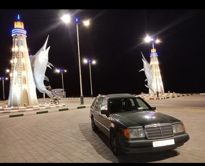 ♦️Voiture d'occasion à Vendre Mercedes-250 familiale en Bon état Jamais accidenté. ◾Année 1990& la Dédé 1995 ◾La Boîte vitesses Automatique 🚩 Disponible à laayoune boujdour Prix : 43000 DH 🇲🇦 🤳🏻 Numéro/WhatsApp : ☎️0705999544☎️